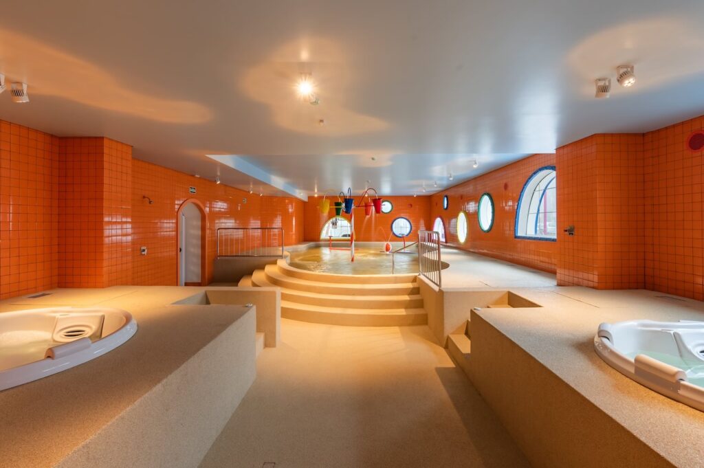 área de piscinas e jaccuzis em um hotel infantil