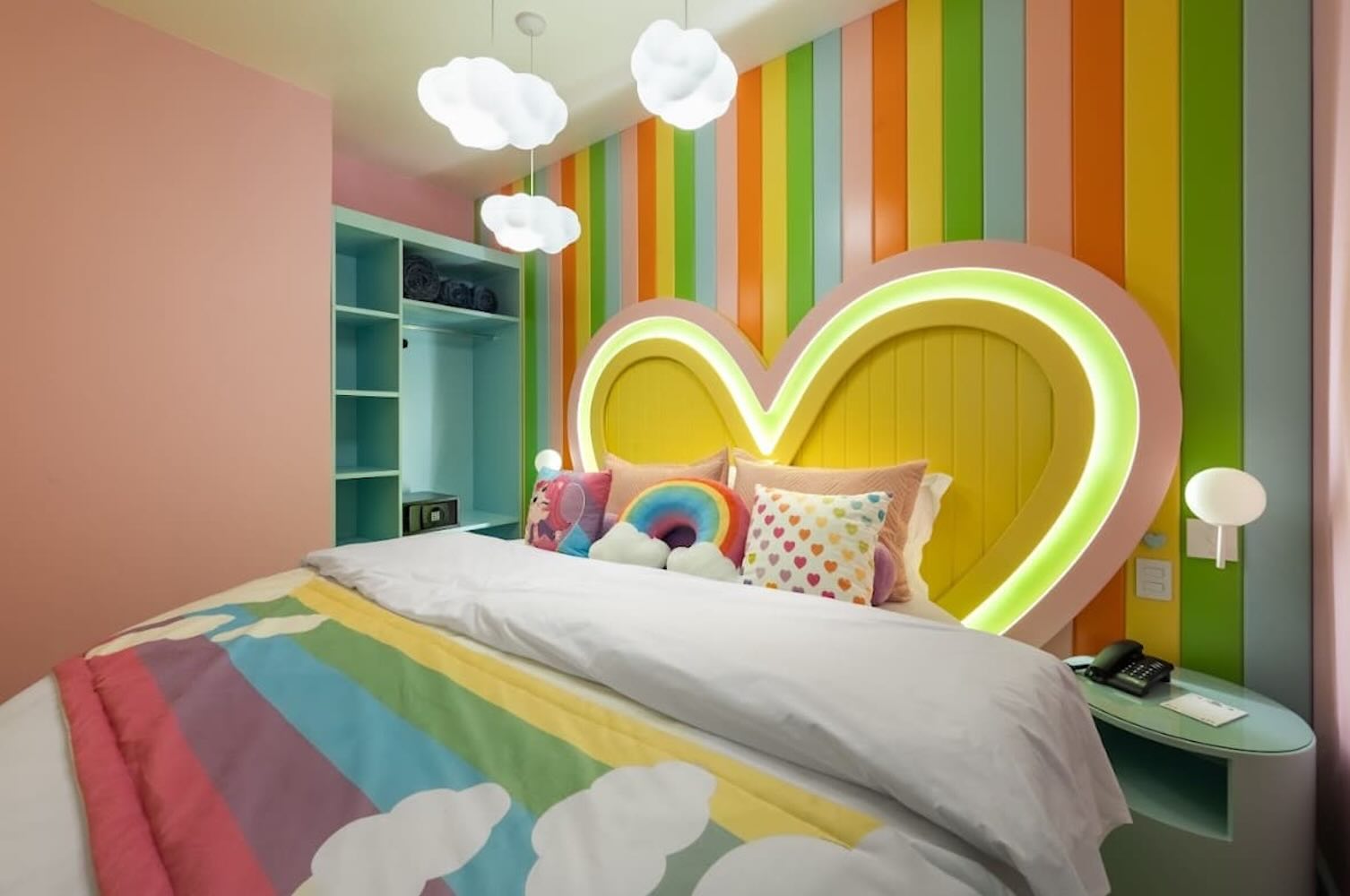 quarto infantil tematizado com cores do arco iris