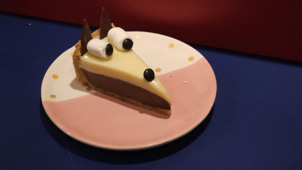pedaço de bolo com carinha de personagem