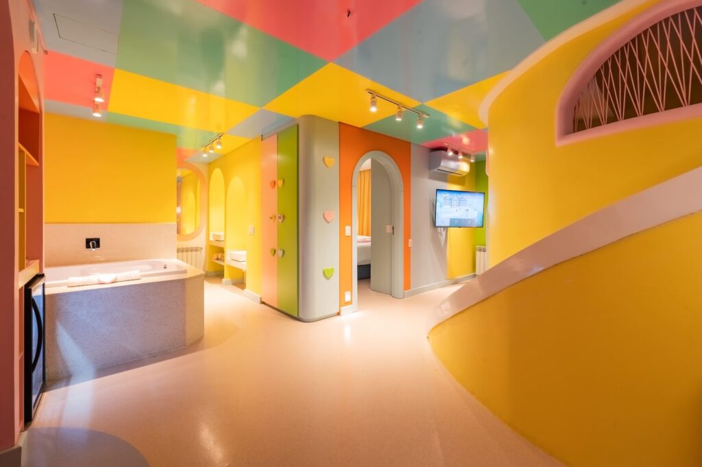 quarto infantil tematizado com cores do arco iris