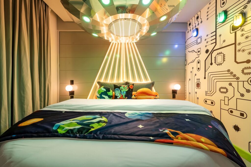 quarto de hotel com tema infantil do espaço 
