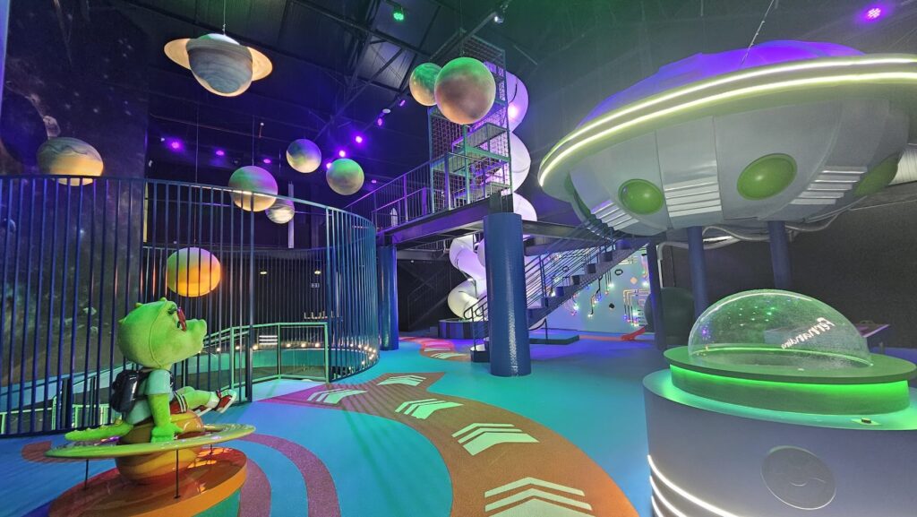 espaço tematico com planetas em um parque de diversões