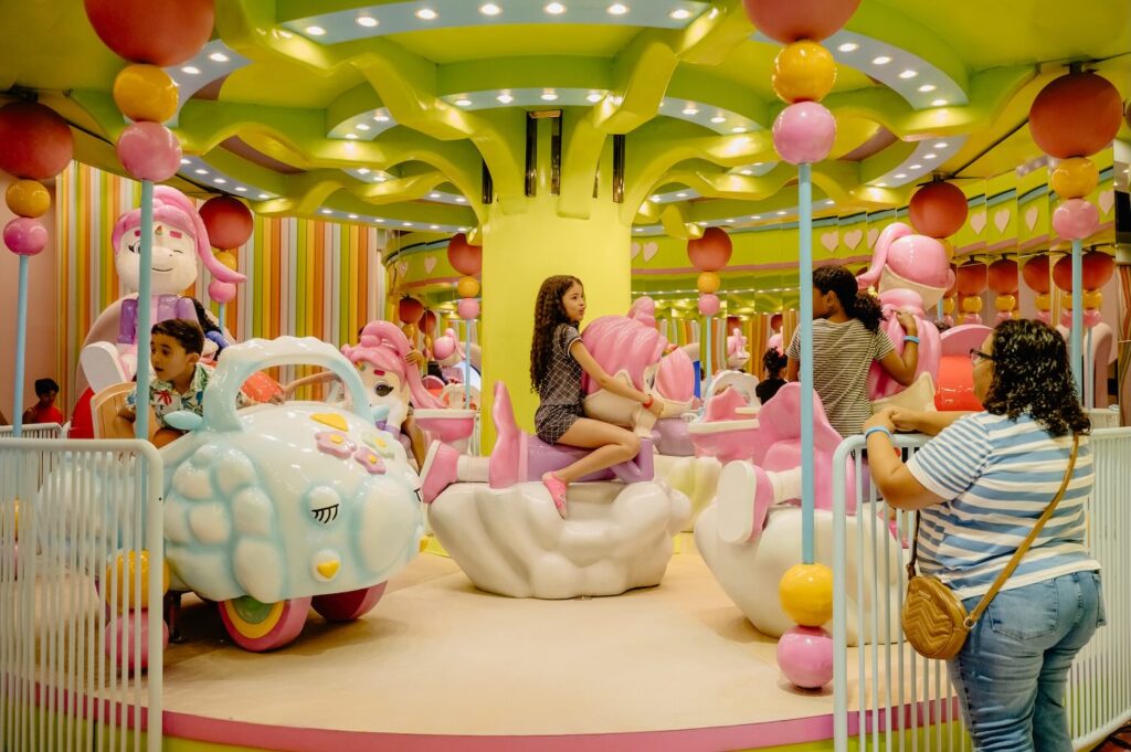 carrossel de unicórnios com crianças sorrindo