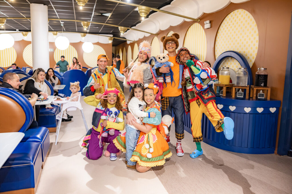 personagens posando para fotos com crianças