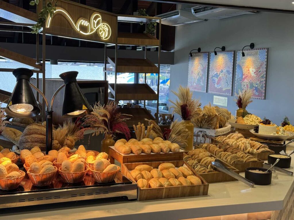 diversos alimentos em um buffet de café da manhã