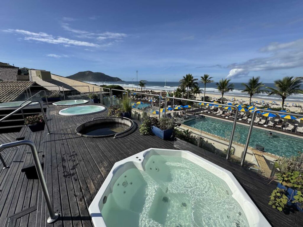 jacuzzis proximas de uma piscina e na frente do mar