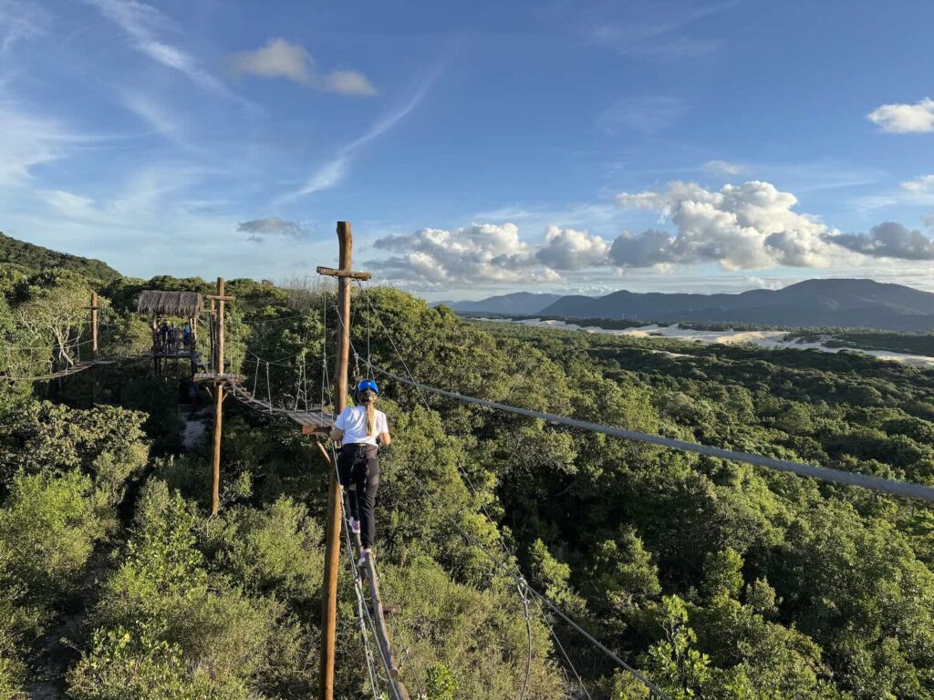 mulher praticando arvorismo
