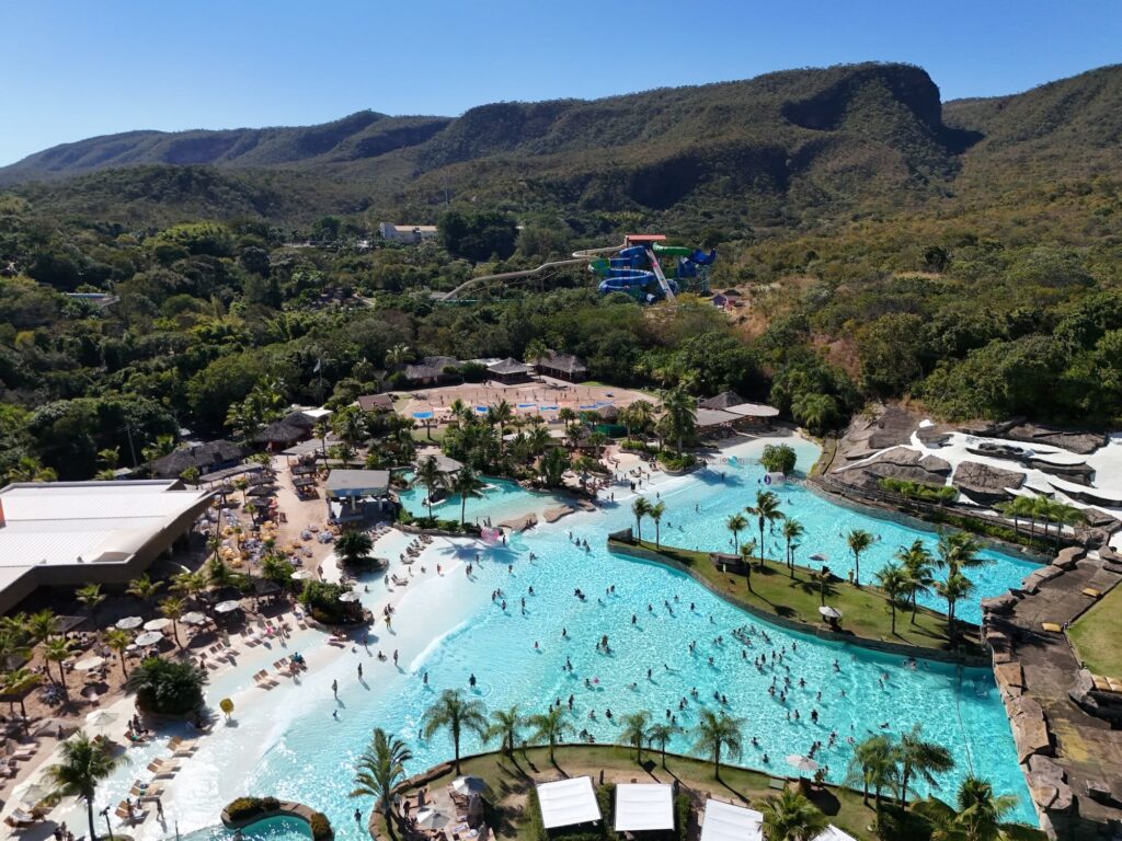 Qual o Melhor Resort para Passar as Férias de Julho no Brasil? praia do cerrado drone01