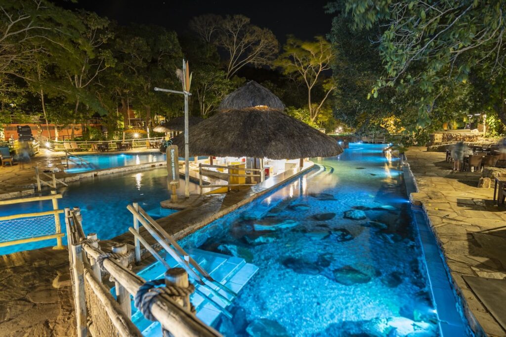 piscinas de agua natural iluminadas de noite