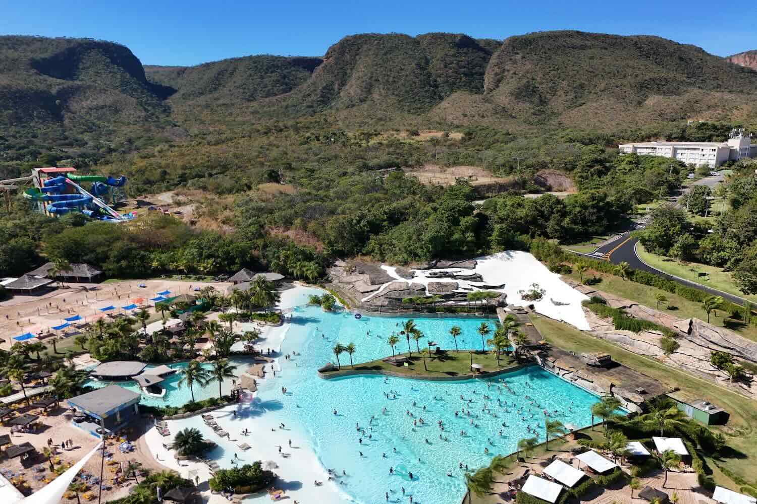 imagem aérea de praia artificial no meio do cerrado