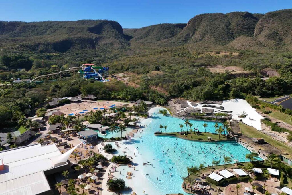 imagem aérea de uma praia artificial representando como é o clima no rio quente resorts