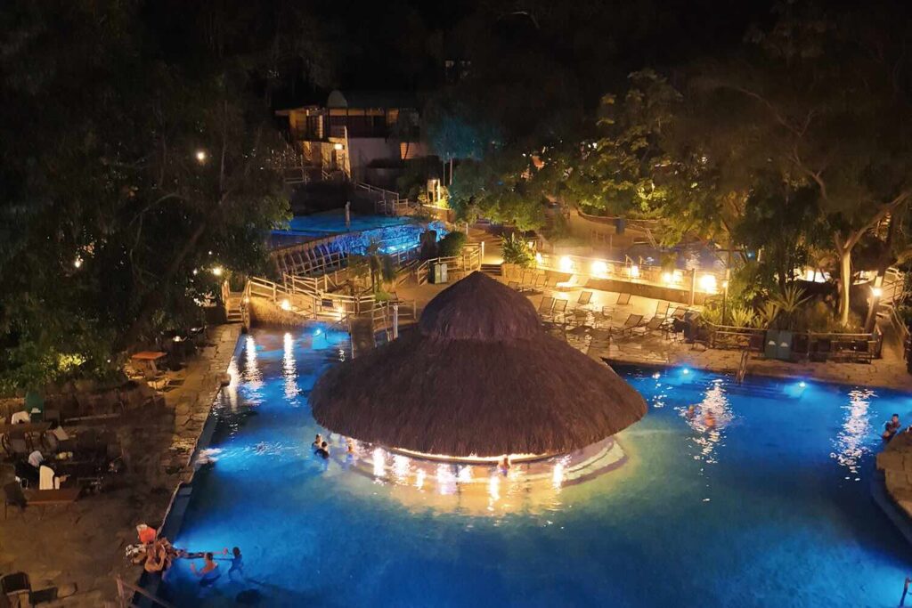 bar em meio a piscinas de águas naturais