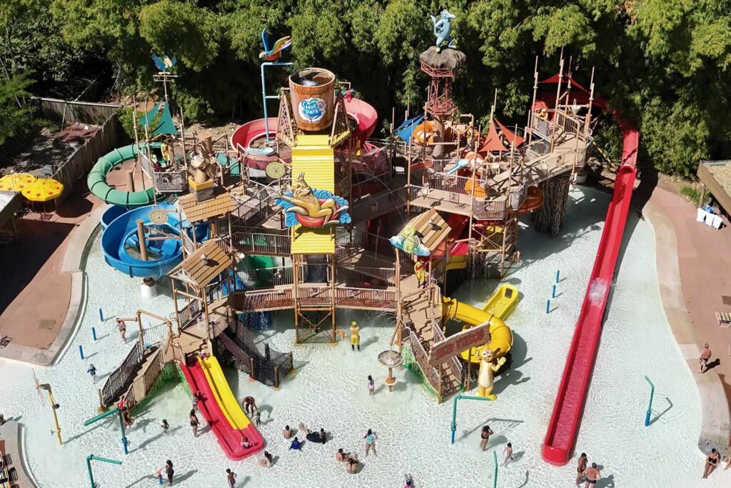 imagem aérea de atração em parque aquático infantil