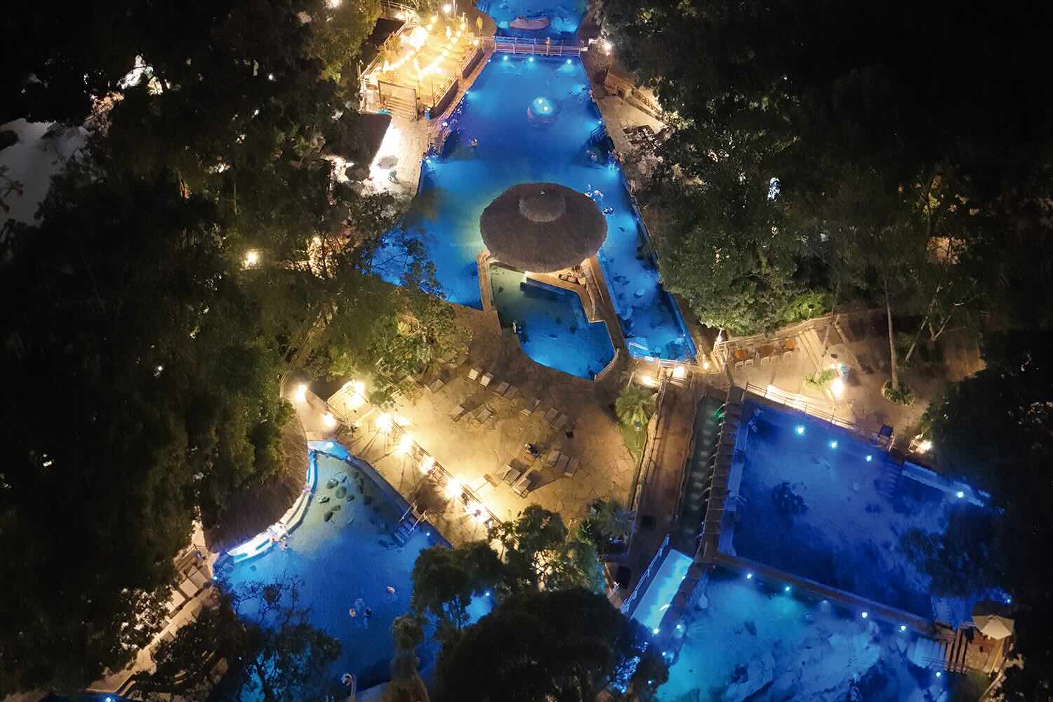 Como é o clima no Rio Quente? Guia das 4 estações para planejar sua viagem noturno parque das fontes