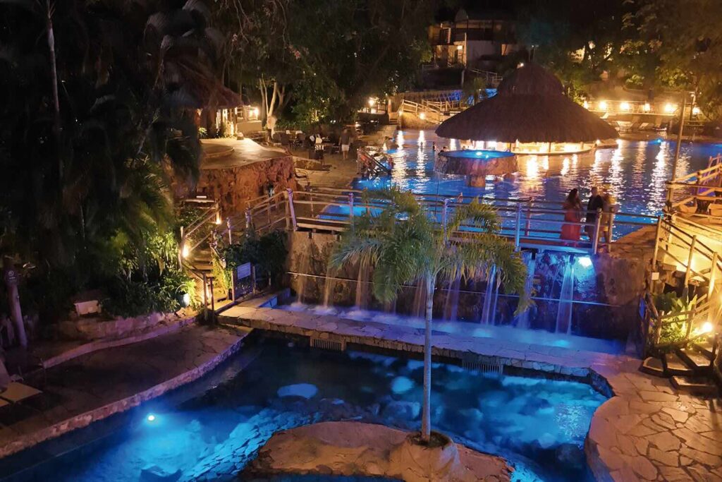 piscinas em meio a natureza no período noturno_quantos dias ficar no Rio Quente Resorts