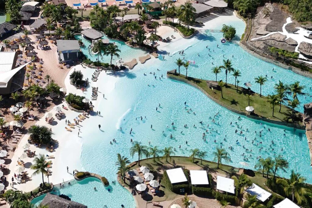 imagem aérea de uma praia artificial