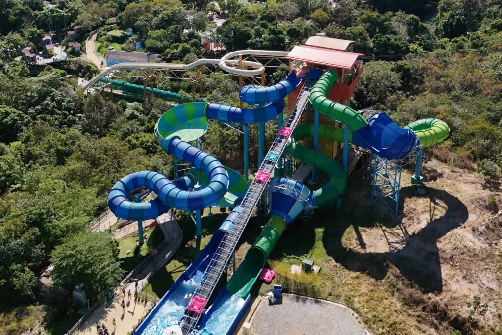 toboagua colorido em parque aquático no meio da nsatureza