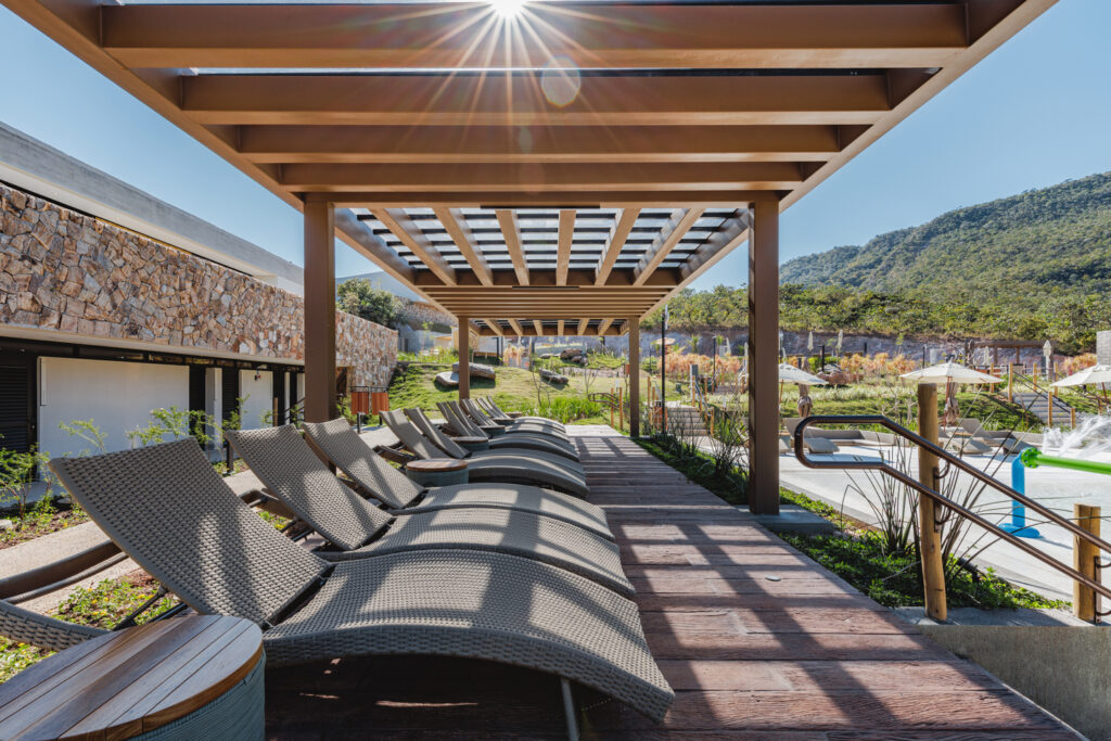 Como economizar na viagem para o Rio Quente Resorts: 2 dicas imperdíveis Area de descanso Piscina Infantil o