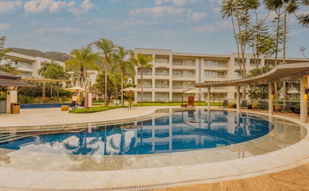 Qual hotel do Rio Quente Resorts é melhor para famílias grandes? Conheça 2 dicas especiais fachada cristal