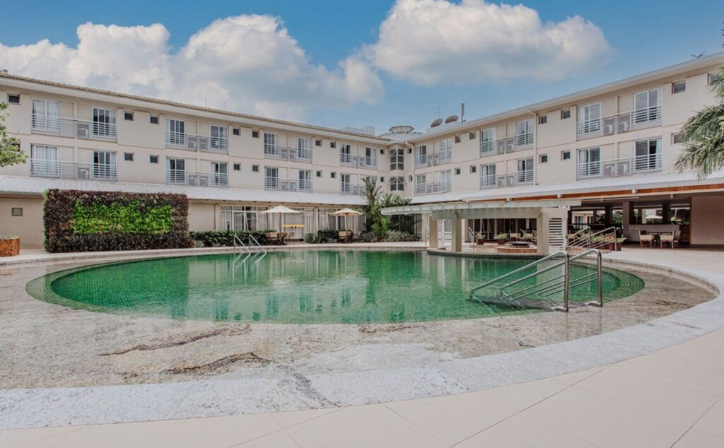piscina com hotel de fundo