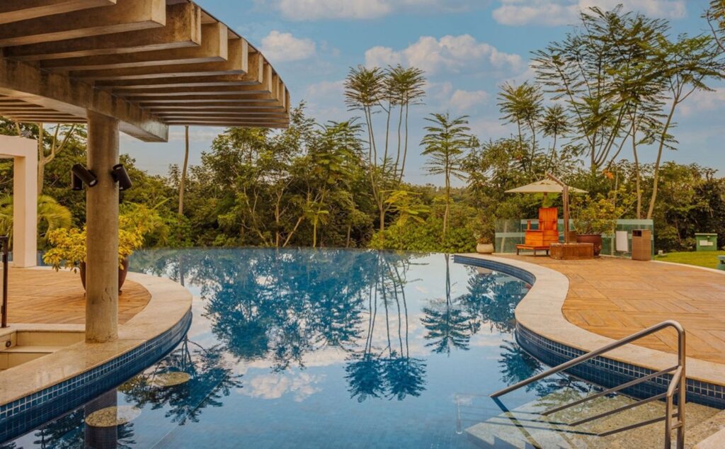 piscina de borda infinita em meio a natureza
