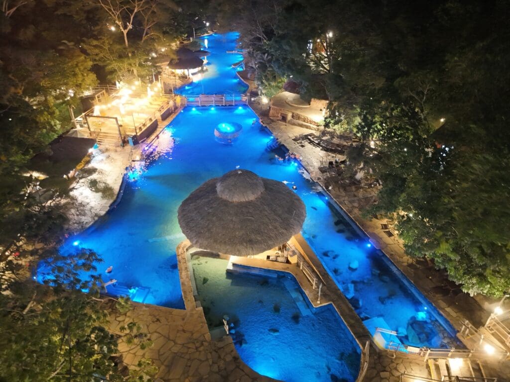 piscinas com iluminação azul em período noturno