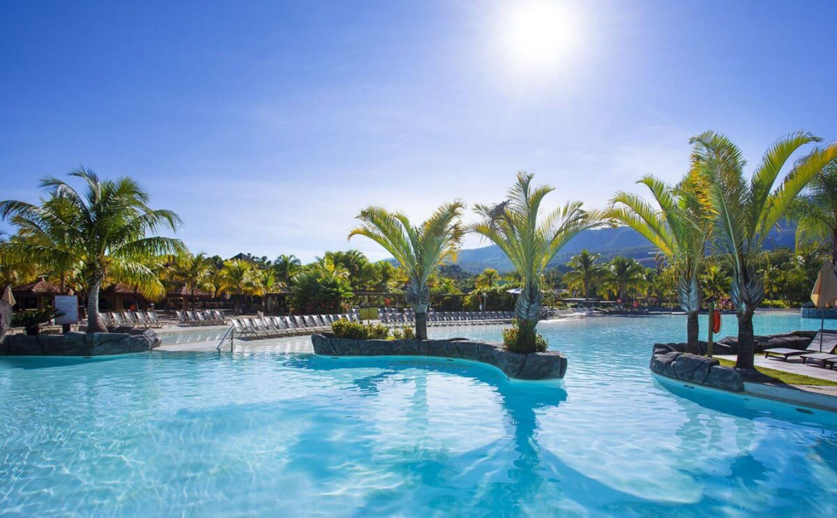 águas naturalmente quentes nas piscinas.