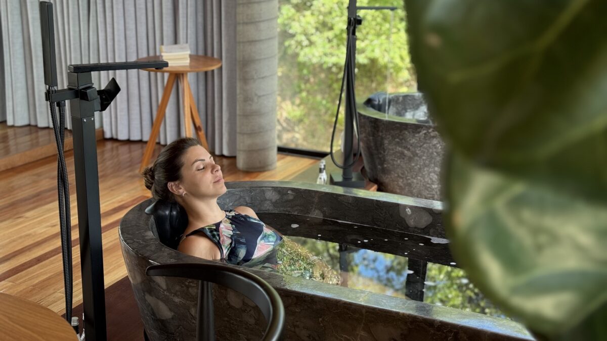 Relaxamento na banheira de imersão do SPA.