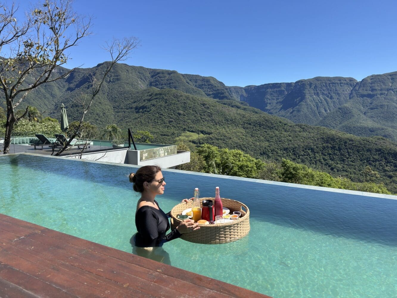 Café da manhã na piscina.