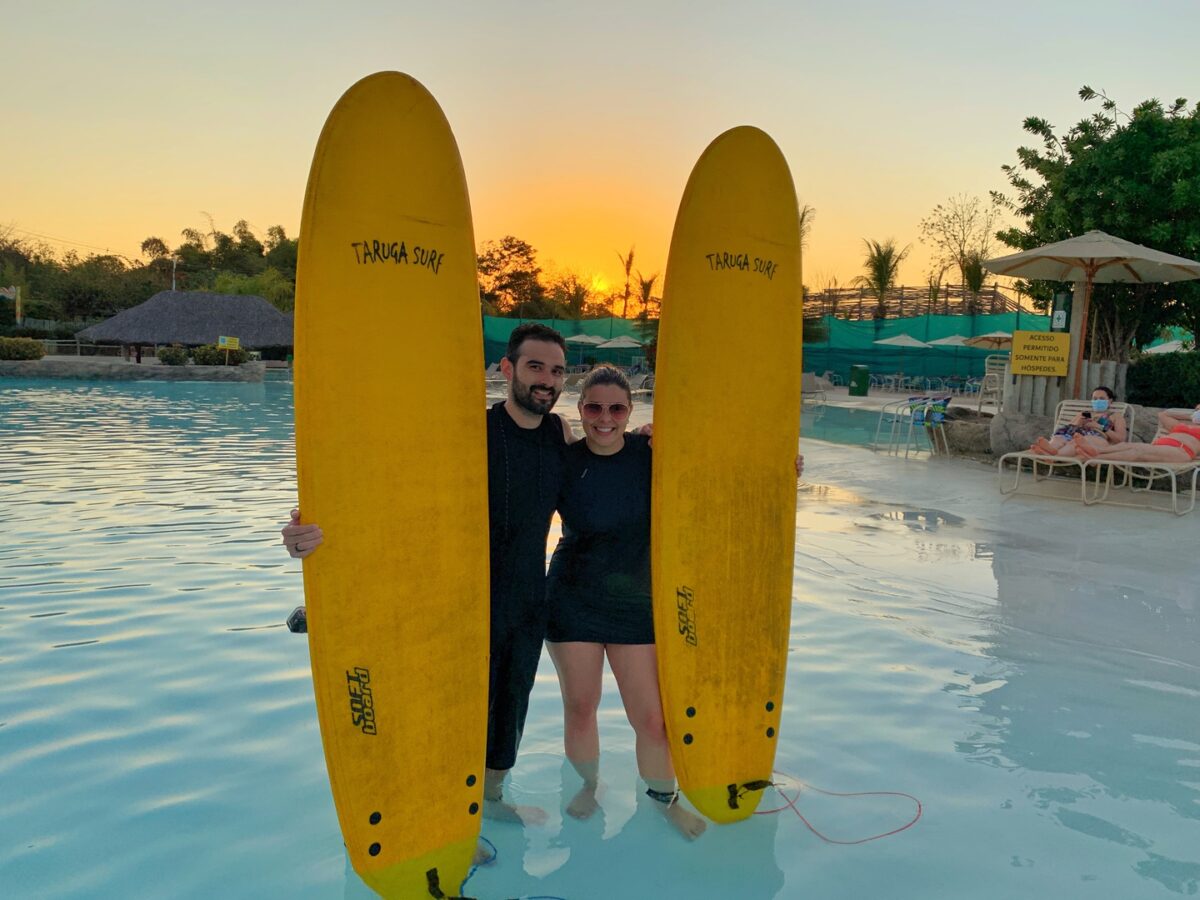 Aula de surf no complexo.