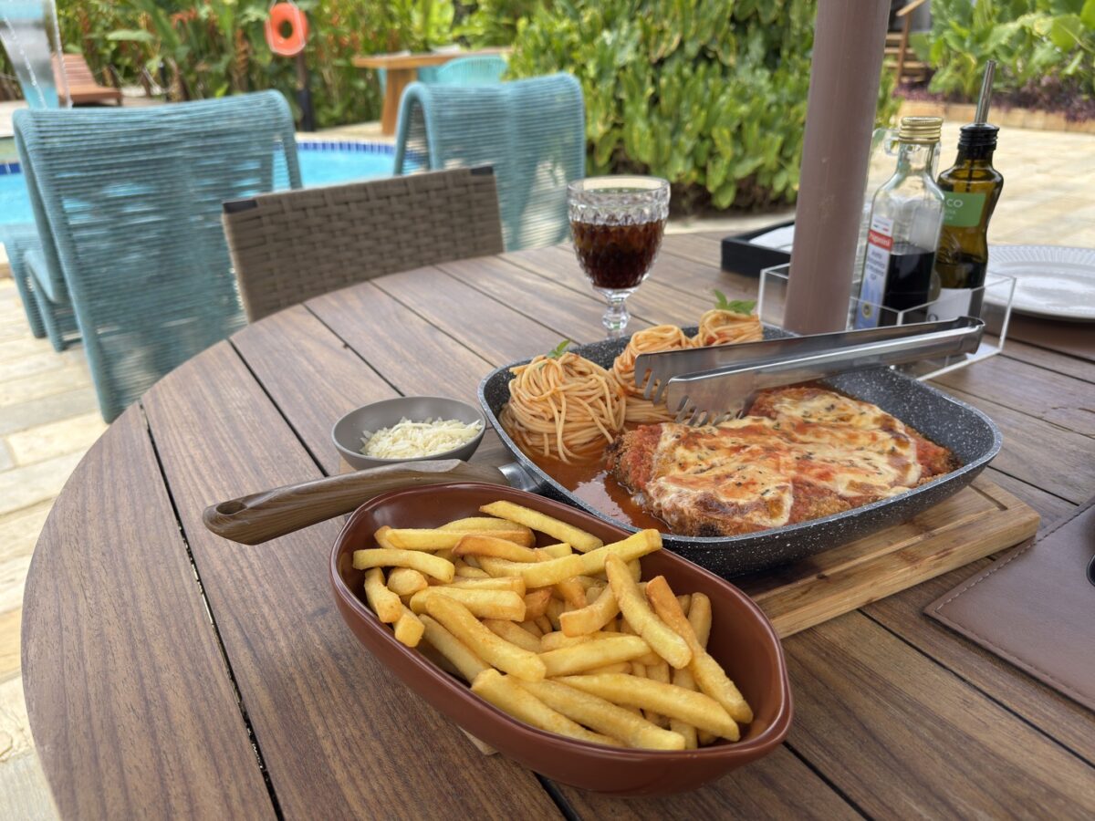 Almoço no Dolphin Noronha.