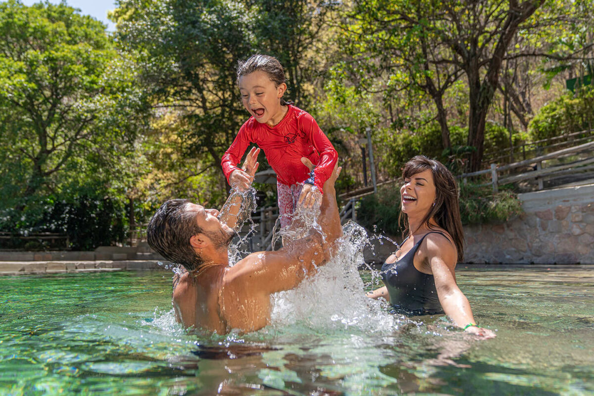 Família aproveitando o Rio Quente Resorts.
