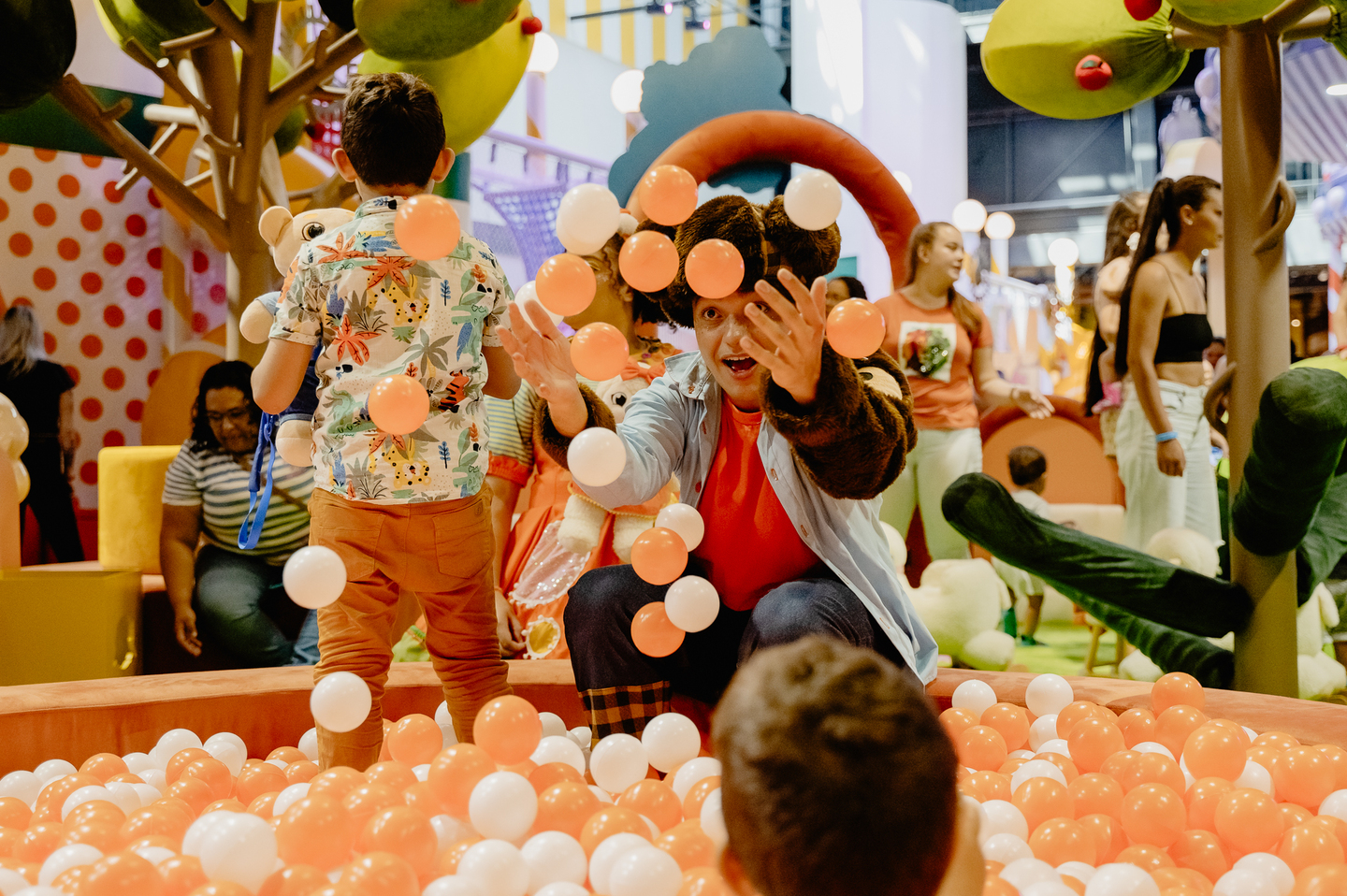 Brincadeira na piscina de bolinhas da Oficina da Diversão.