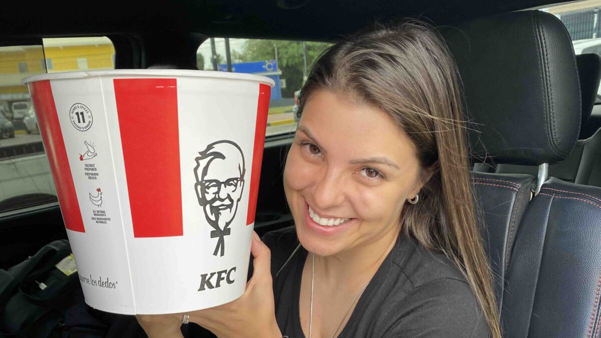 mulher segurança balde de frangos KFC