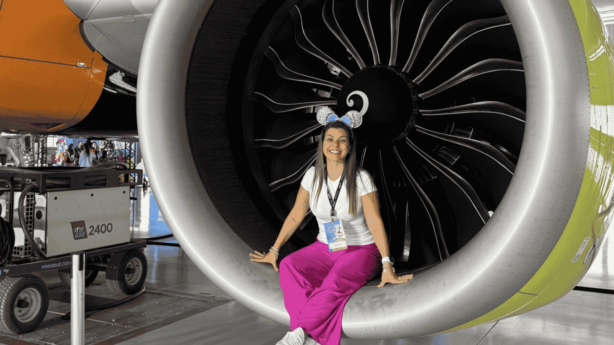 mulher sentada na turbina de um avião