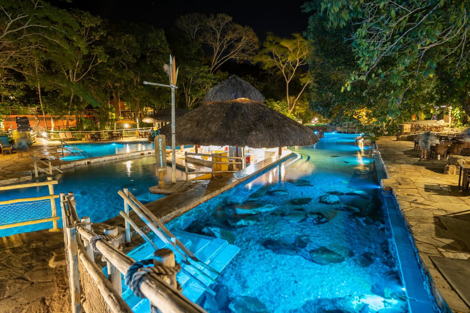 piscinas naturais com pedras no fundo e iluminação azul