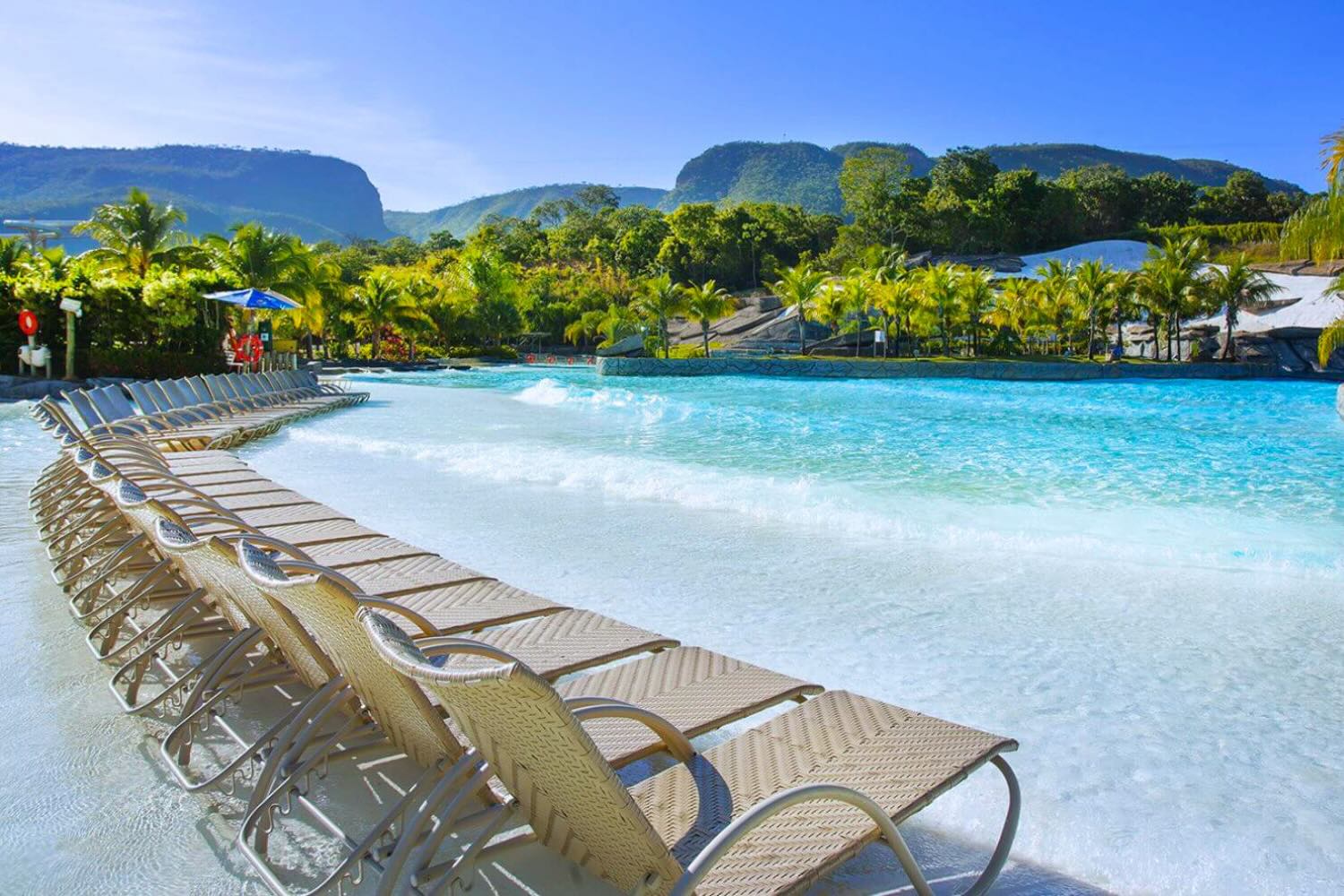 praia artificial com cadeiras de sol